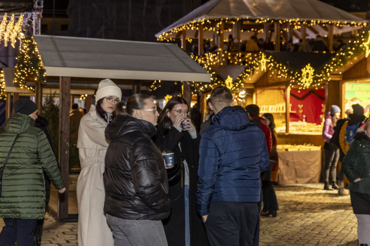 FOTOGALERIE: Vánoční trhy v Olomouc zahájilo rozsvícení stromu