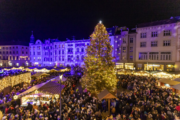 FOTOGALERIE: Vánoční trhy v Olomouc zahájilo rozsvícení stromu