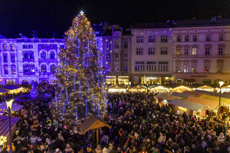 FOTOGALERIE: Vánoční trhy v Olomouc zahájilo rozsvícení stromu