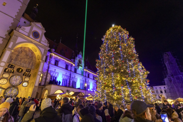 FOTOGALERIE: Vánoční trhy v Olomouc zahájilo rozsvícení stromu