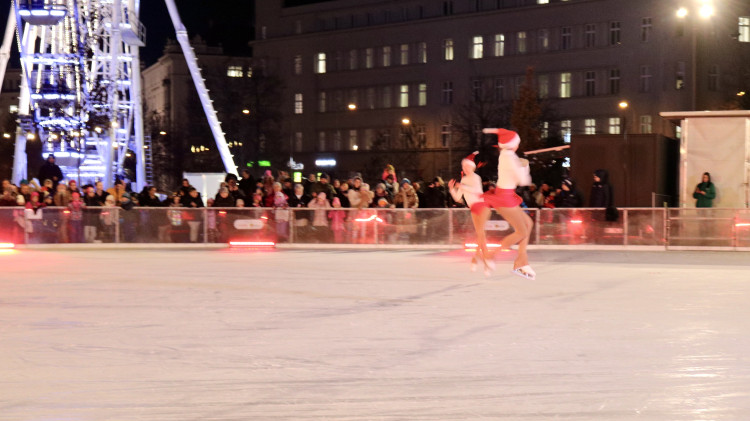 FOTO: Krasobruslaři slavnostně zahájili provoz kluziště na Moravském náměstí