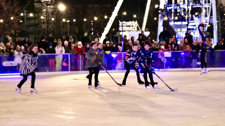 FOTO: Krasobruslaři slavnostně zahájili provoz kluziště na Moravském náměstí
