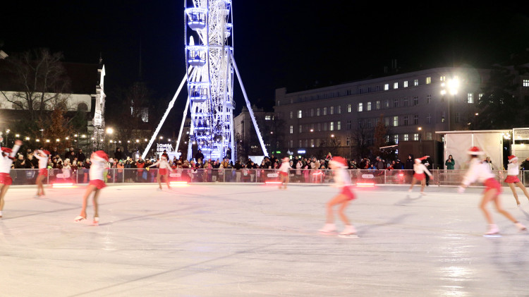 FOTO: Krasobruslaři slavnostně zahájili provoz kluziště na Moravském náměstí
