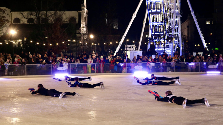 FOTO: Krasobruslaři slavnostně zahájili provoz kluziště na Moravském náměstí