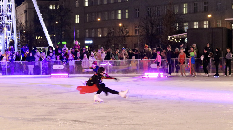 FOTO: Krasobruslaři slavnostně zahájili provoz kluziště na Moravském náměstí
