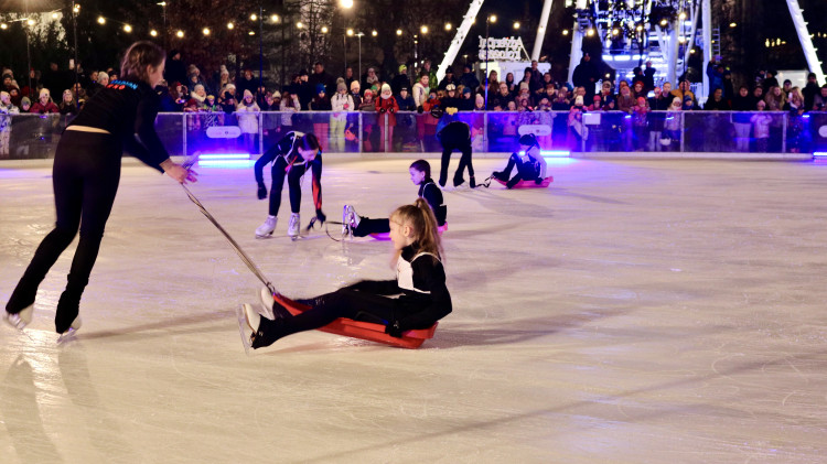 FOTO: Krasobruslaři slavnostně zahájili provoz kluziště na Moravském náměstí