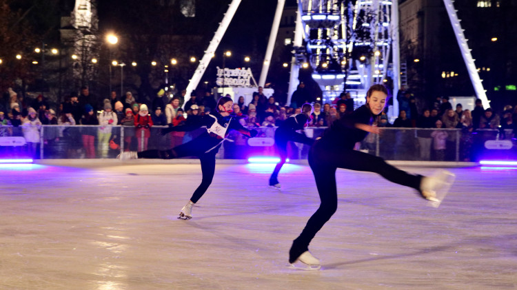 FOTO: Krasobruslaři slavnostně zahájili provoz kluziště na Moravském náměstí