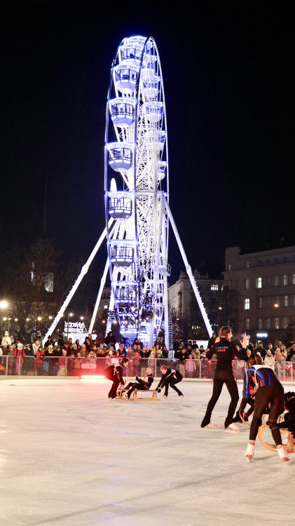 FOTO: Krasobruslaři slavnostně zahájili provoz kluziště na Moravském náměstí