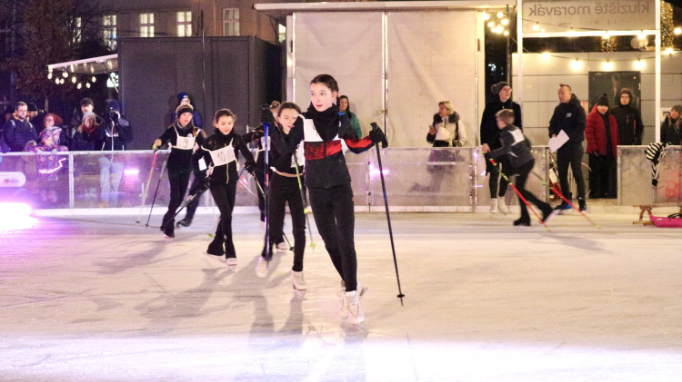FOTO: Krasobruslaři slavnostně zahájili provoz kluziště na Moravském náměstí