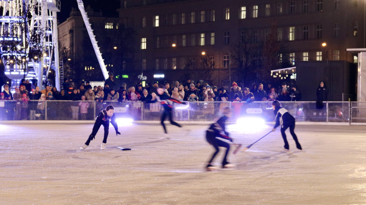 FOTO: Krasobruslaři slavnostně zahájili provoz kluziště na Moravském náměstí