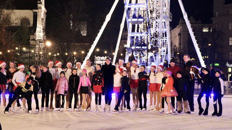 FOTO: Krasobruslaři slavnostně zahájili provoz kluziště na Moravském náměstí