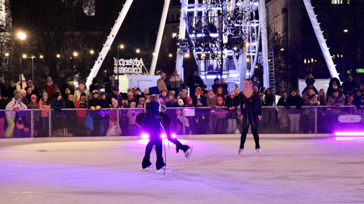 FOTO: Krasobruslaři slavnostně zahájili provoz kluziště na Moravském náměstí