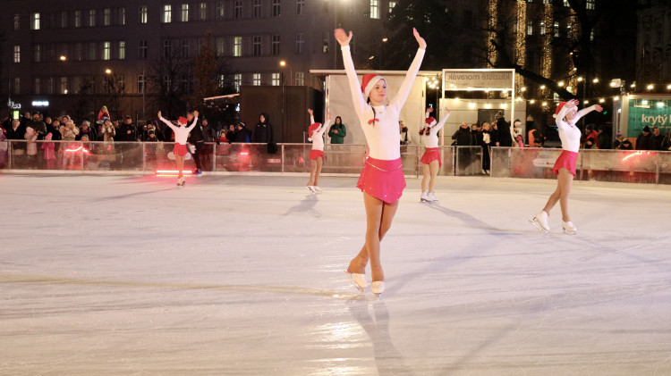 FOTO: Krasobruslaři slavnostně zahájili provoz kluziště na Moravském náměstí