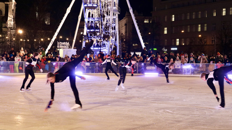 FOTO: Krasobruslaři slavnostně zahájili provoz kluziště na Moravském náměstí