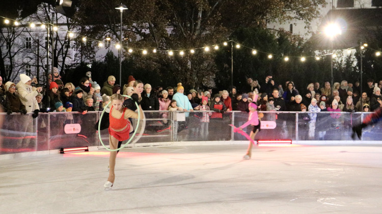 FOTO: Krasobruslaři slavnostně zahájili provoz kluziště na Moravském náměstí