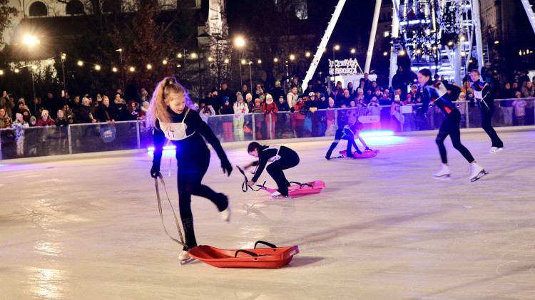 FOTO: Krasobruslaři slavnostně zahájili provoz kluziště na Moravském náměstí
