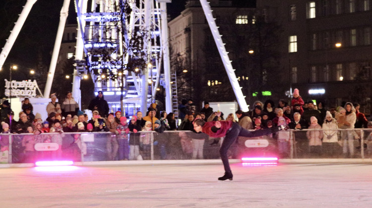 FOTO: Krasobruslaři slavnostně zahájili provoz kluziště na Moravském náměstí