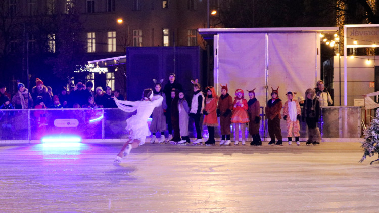 FOTO: Krasobruslaři slavnostně zahájili provoz kluziště na Moravském náměstí