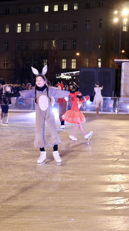 FOTO: Krasobruslaři slavnostně zahájili provoz kluziště na Moravském náměstí