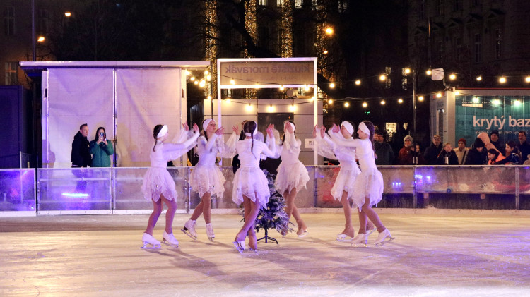 FOTO: Krasobruslaři slavnostně zahájili provoz kluziště na Moravském náměstí