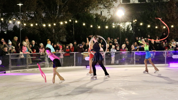 FOTO: Krasobruslaři slavnostně zahájili provoz kluziště na Moravském náměstí