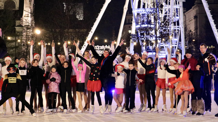 FOTO: Krasobruslaři slavnostně zahájili provoz kluziště na Moravském náměstí