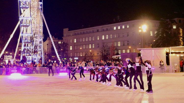 FOTO: Krasobruslaři slavnostně zahájili provoz kluziště na Moravském náměstí