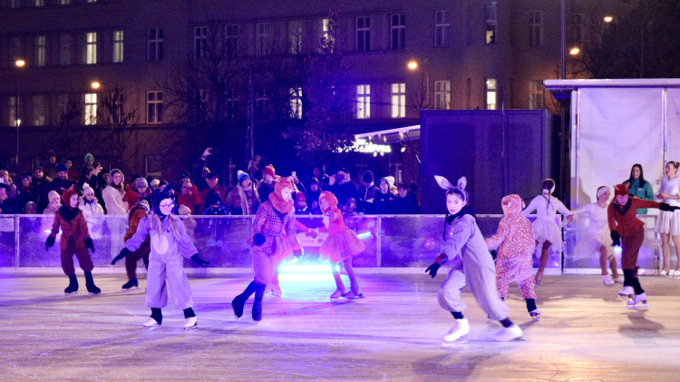 FOTO: Krasobruslaři slavnostně zahájili provoz kluziště na Moravském náměstí
