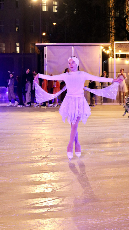 FOTO: Krasobruslaři slavnostně zahájili provoz kluziště na Moravském náměstí