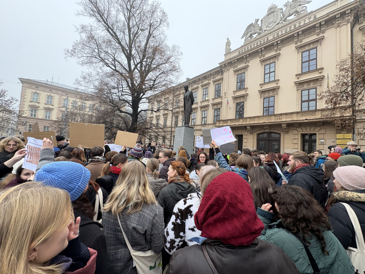 FOTO: Macinko, odmňoukej jinam, vzkázali studenti v Brně. Z výuky jich odešly stovky