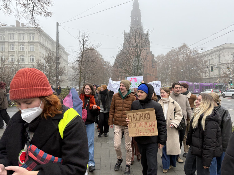 FOTO: Macinko, odmňoukej jinam, vzkázali studenti v Brně. Z výuky jich odešly stovky
