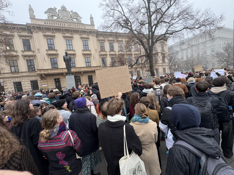 FOTO: Macinko, odmňoukej jinam, vzkázali studenti v Brně. Z výuky jich odešly stovky