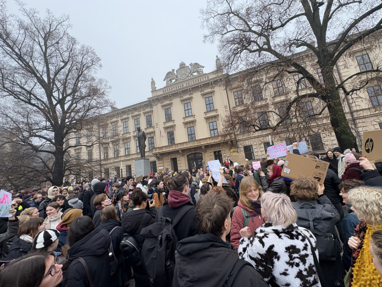 FOTO: Macinko, odmňoukej jinam, vzkázali studenti v Brně. Z výuky jich odešly stovky
