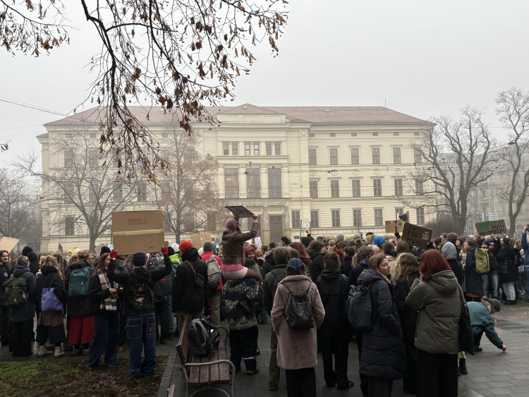 FOTO: Macinko, odmňoukej jinam, vzkázali studenti v Brně. Z výuky jich odešly stovky