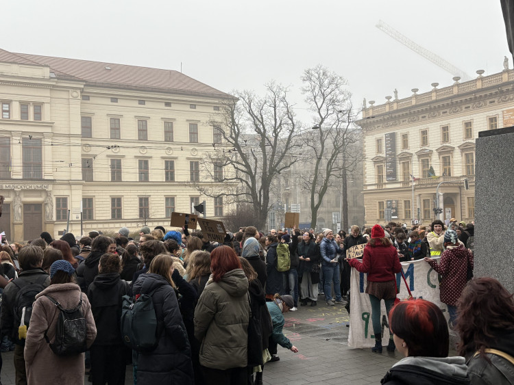 FOTO: Macinko, odmňoukej jinam, vzkázali studenti v Brně. Z výuky jich odešly stovky