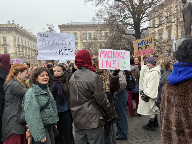 FOTO: Macinko, odmňoukej jinam, vzkázali studenti v Brně. Z výuky jich odešly stovky