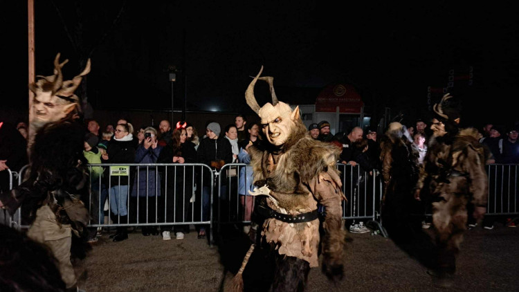 Stovky krampusů v Budějcích. Podívejte se, jak vypadal pekelný průvod
