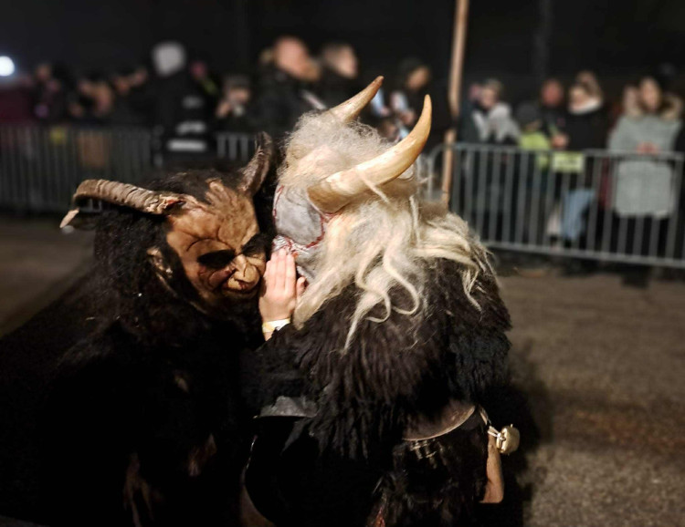 Stovky krampusů v Budějcích. Podívejte se, jak vypadal pekelný průvod