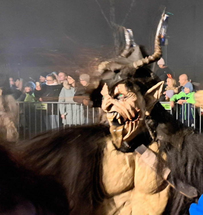 Stovky krampusů v Budějcích. Podívejte se, jak vypadal pekelný průvod