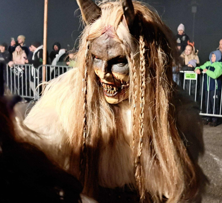 Stovky krampusů v Budějcích. Podívejte se, jak vypadal pekelný průvod