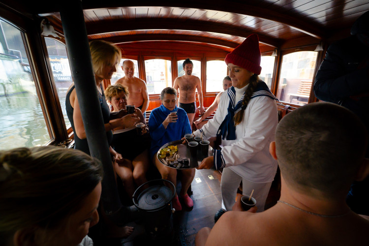 FOTOGALERIE: Otužilci si zaplavali v ledové Vltavě u Karlova mostu