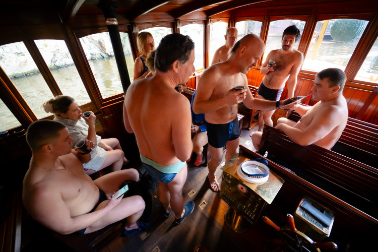 FOTOGALERIE: Otužilci si zaplavali v ledové Vltavě u Karlova mostu