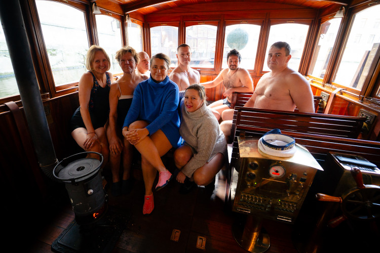 FOTOGALERIE: Otužilci si zaplavali v ledové Vltavě u Karlova mostu