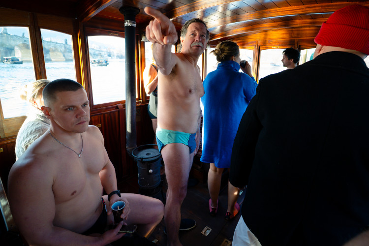 FOTOGALERIE: Otužilci si zaplavali v ledové Vltavě u Karlova mostu