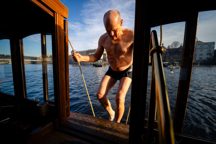 FOTOGALERIE: Otužilci si zaplavali v ledové Vltavě u Karlova mostu