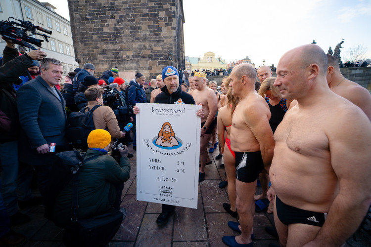 FOTOGALERIE: Otužilci si zaplavali v ledové Vltavě u Karlova mostu