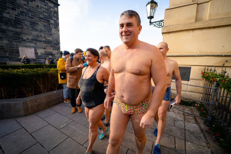 FOTOGALERIE: Otužilci si zaplavali v ledové Vltavě u Karlova mostu