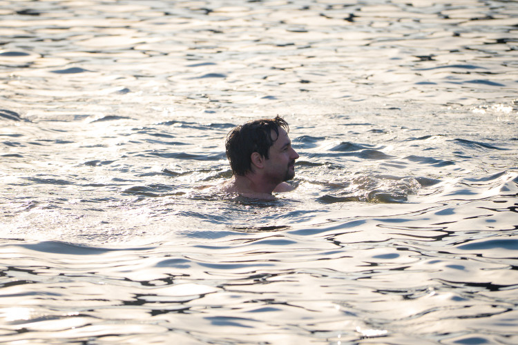 FOTOGALERIE: Otužilci si zaplavali v ledové Vltavě u Karlova mostu