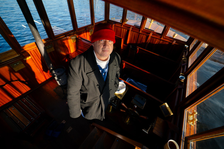 FOTOGALERIE: Otužilci si zaplavali v ledové Vltavě u Karlova mostu