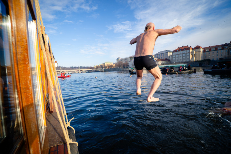 FOTOGALERIE: Otužilci si zaplavali v ledové Vltavě u Karlova mostu